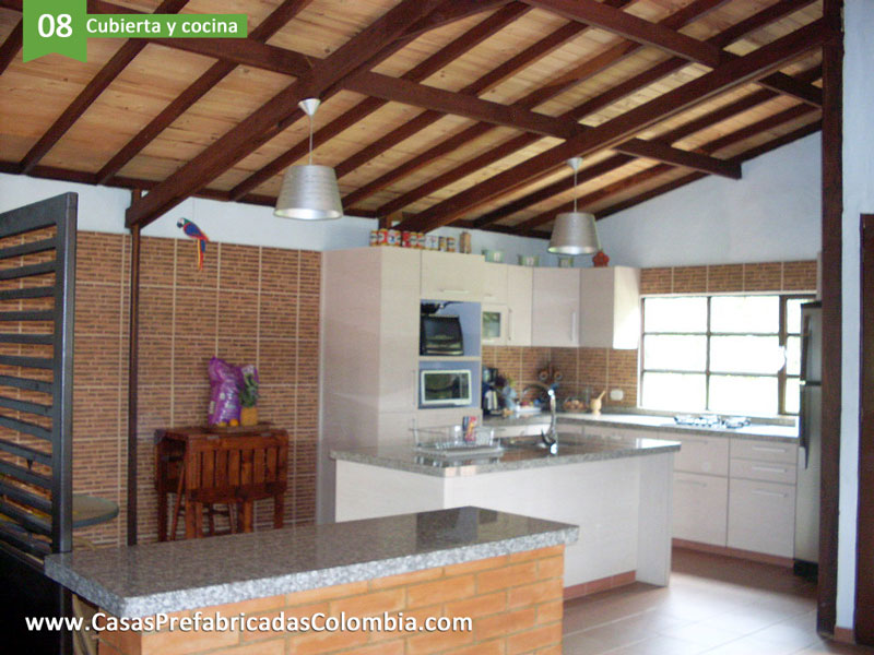 Cocina y cubierta con cielo raso en madera