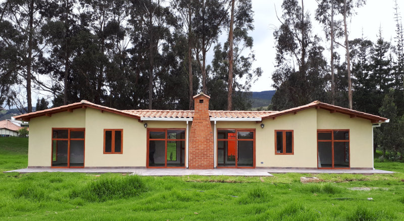 80m2, 3 alcobas, 3 baños, teja de barro