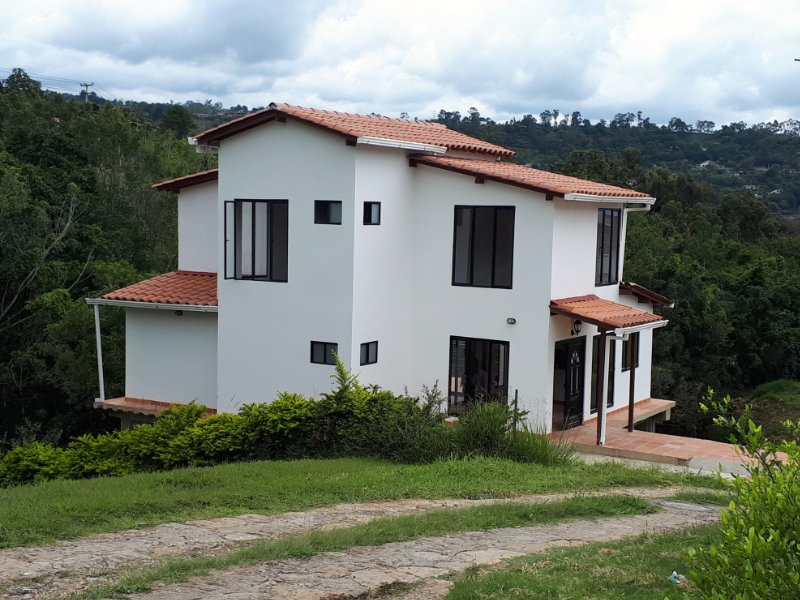 85m2, 3 alcobas, 3 baños, teja de barro