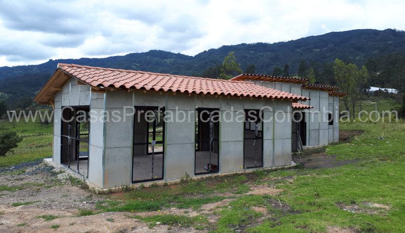 Casa prefabricada con cubierta en teja de barro tipo S