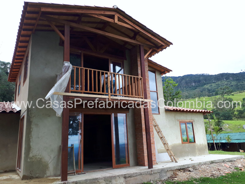 Casa prefabricada en proceso de acabados, pañete exterior e interior