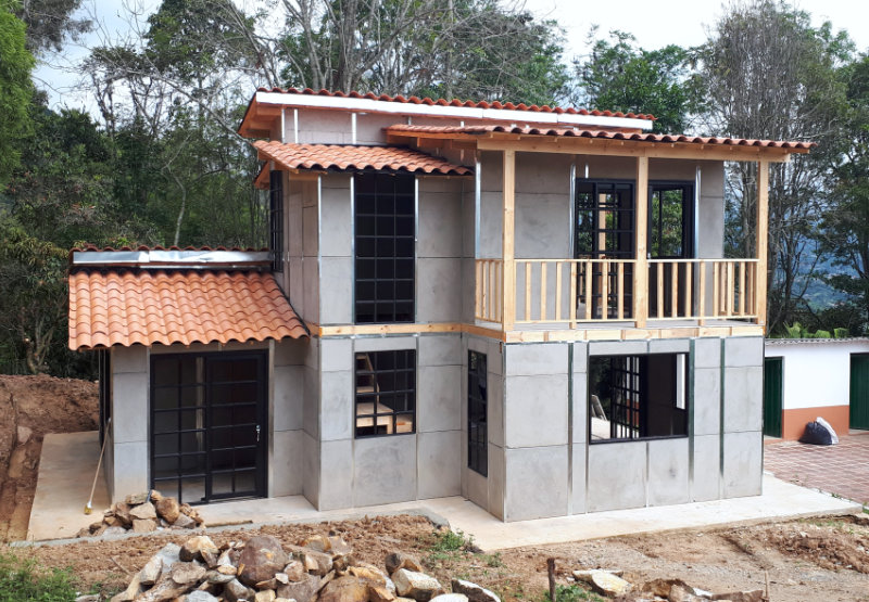 Casa Prefabricada 2 plantas, balcón, teja de barro